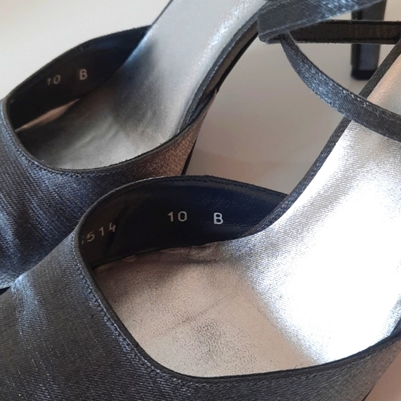 Stuart Weitzma silver high heeled shoe - Picture 4 of 7